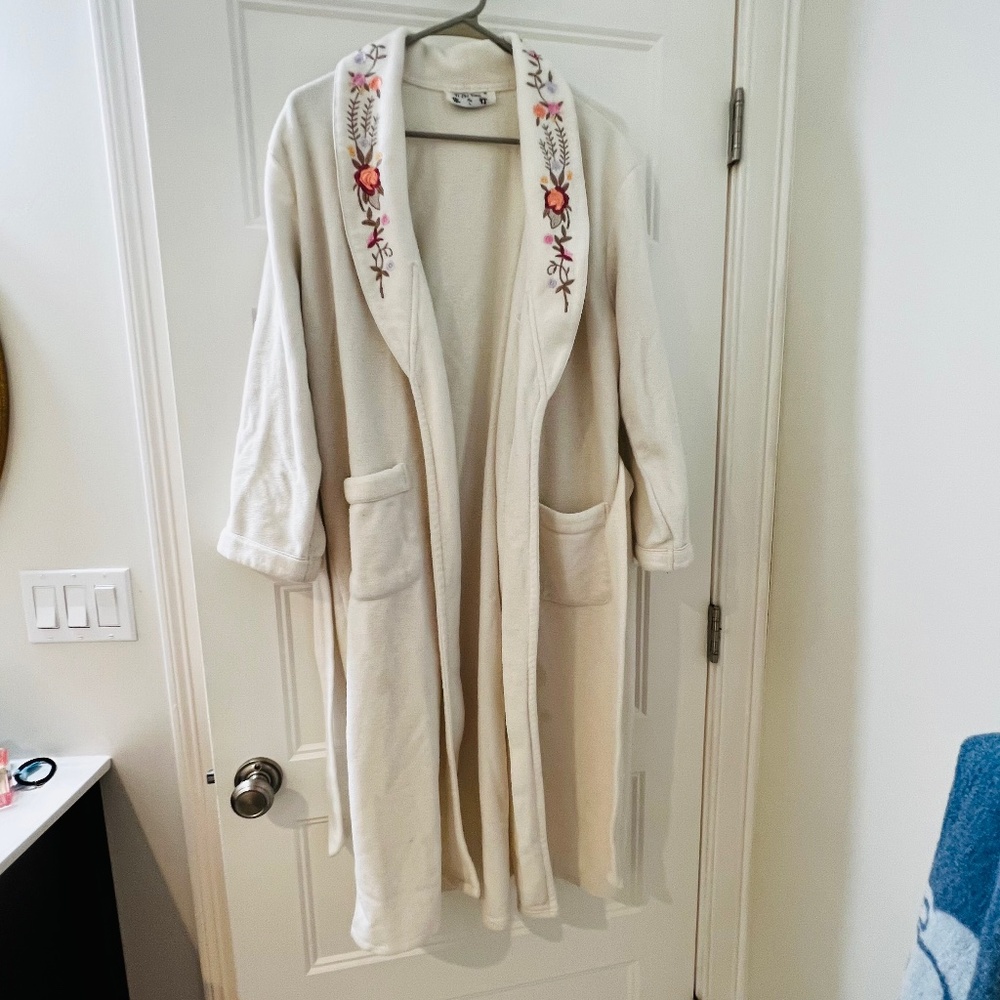 embroidered 100% cotton robe 90% new